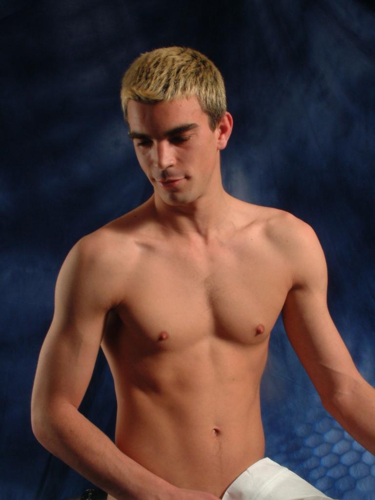 Young Gay Show Off His Chiseled Abs And Working His Huge Mea...  